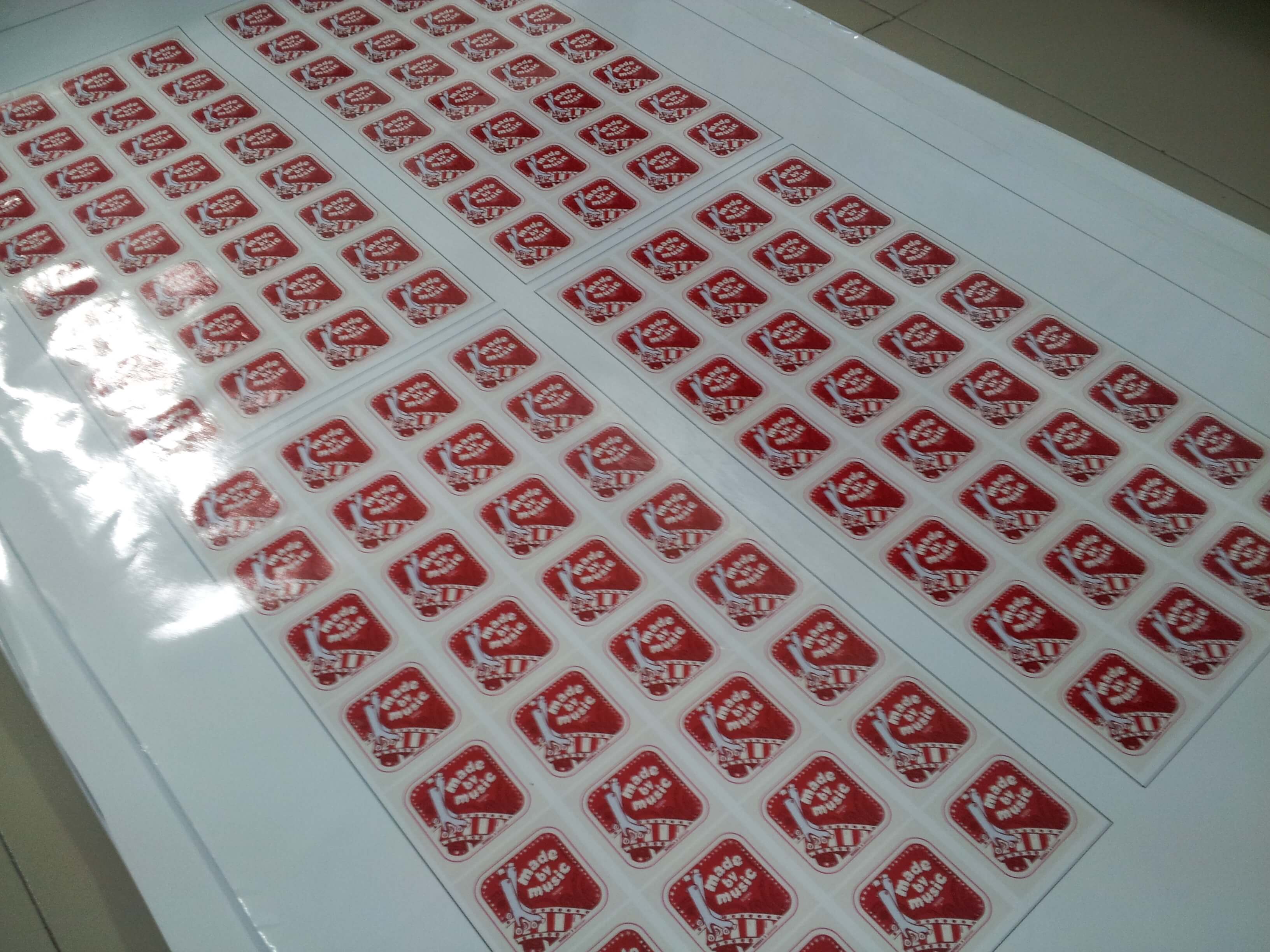 In Decal nước làm tem nhãn dán tuyệt đẹp, in ấn chất lượng cao, giá rẻ ngay với DVQuangCao