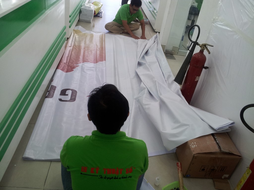 Gia công đóng khoen cho phông nền hiflex trực tiếp tại Công ty DV Quảng Cáo