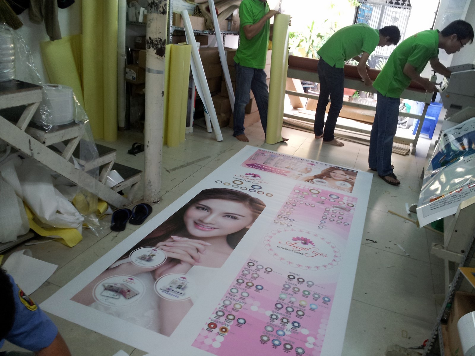 In poster gắn standee với hình ảnh sắc nét, màu sắc tươi sáng và nhanh chóng tại DVQuangCao